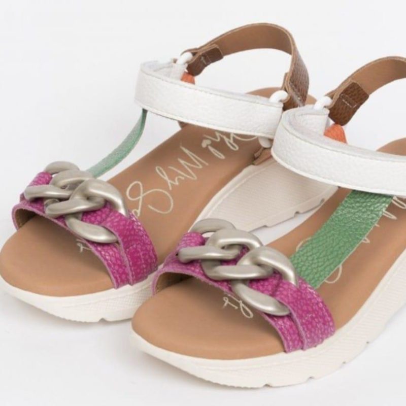 Sandalias de colores con cadena decorativa