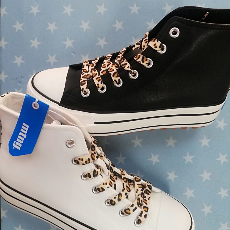 Zapatillas altas blanco y negro con cordones animal print